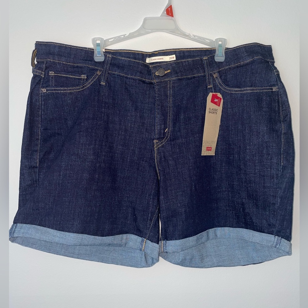 Levi’s NWT Womens Mid Rise Classic Shorts. Size 20W.